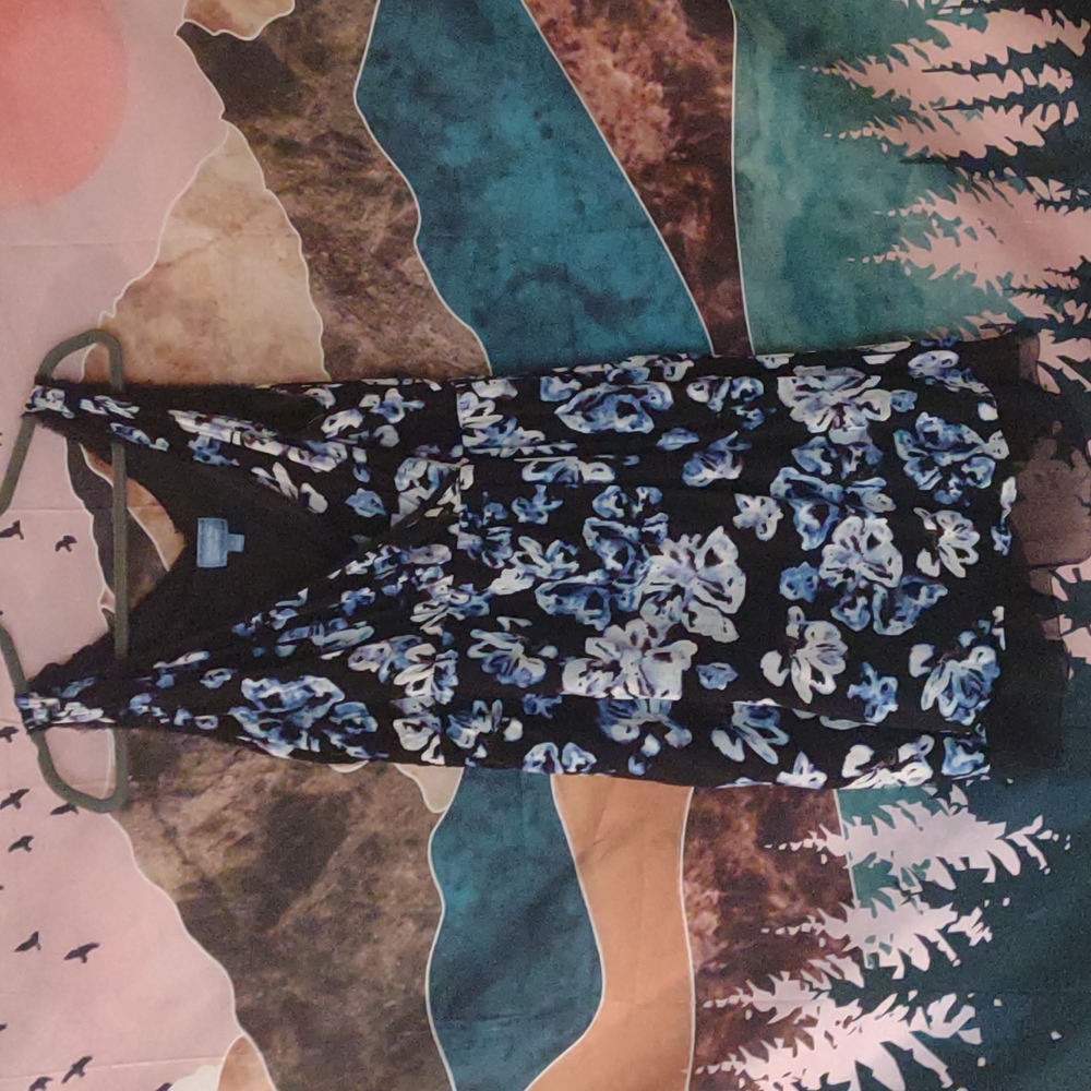 Beautiful Simply Vera L dress. Comes right above knee batik tie dye blue black